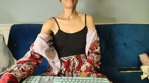 Snapshot of allgood4u chatting on October 20, 4:28 am wishlist on bio online show from October 20, 4:28 am