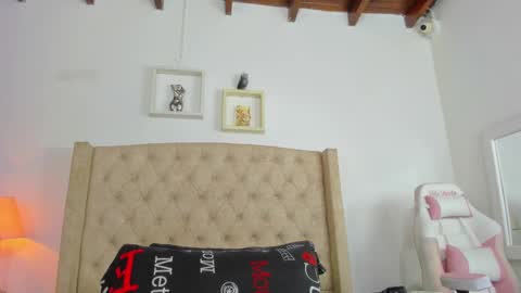 Snapshot of allisson_m chatting on March 1, 12:01 pm allisson online show from March 1, 12:01 pm