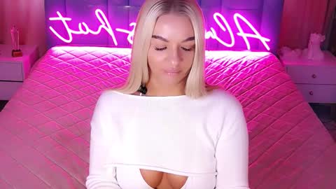 AlwaysHot online show from February 3, 6:40 am