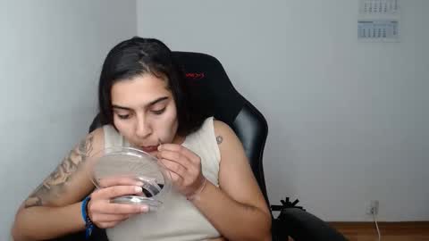 The queen of the biceps  online show from November 28, 8:27 pm