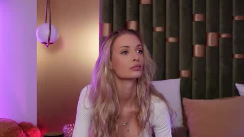 Snapshot of ameliaangell chatting on September 25, 4:52 am Amelia online show from September 25, 4:52 am