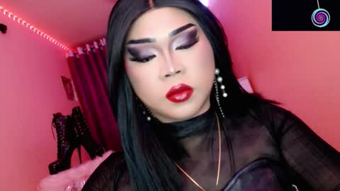 Snapshot of amiadoll chatting on October 21, 5:27 pm Queen Mireska online show from October 21, 5:27 pm