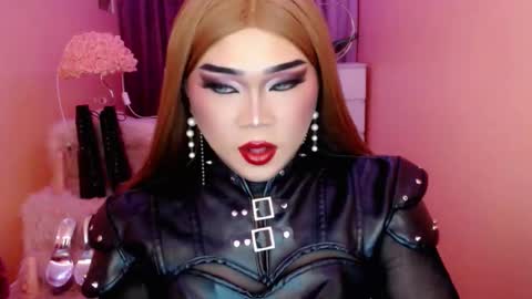 Snapshot of amiadoll chatting on September 19, 8:51 am Queen Mireska online show from September 19, 8:51 am