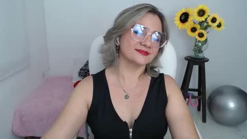 Snapshot of ana_hotmilf chatting on September 23, 10:38 pm  Ana  online show from September 23, 10:38 pm