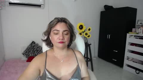 Snapshot of ana_hotmilf chatting on February 19, 2:33 am  Ana  online show from February 19, 2:33 am