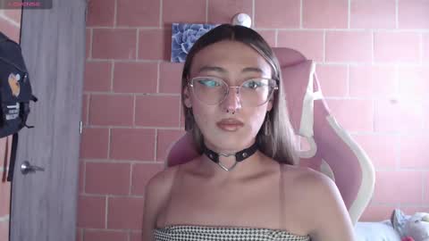 Snapshot of andrea_camila chatting on October 1, 3:33 pm Andrea  online show from October 1, 3:33 pm