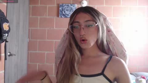 Snapshot of andrea_camila chatting on September 21, 4:11 pm Andrea  online show from September 21, 4:11 pm