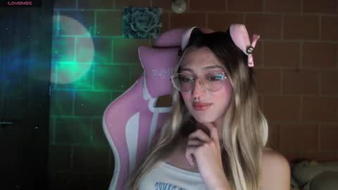 Snapshot of andrea_camila chatting on September 9, 6:02 am Andrea  online show from September 9, 6:02 am