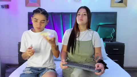 Snapshot of andreaandkarina chatting on January 14, 12:35 pm Andrea Karina online show from January 14, 12:35 pm