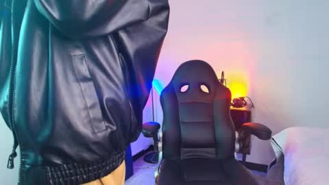 andreew_style_ online show from March 23, 6:57 pm