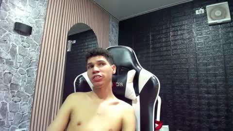 andrew_2811 online show from October 23, 8:27 am