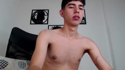 Snapshot of andy19_hot chatting on December 18, 2:53 am andy19_hot online show from December 18, 2:53 am