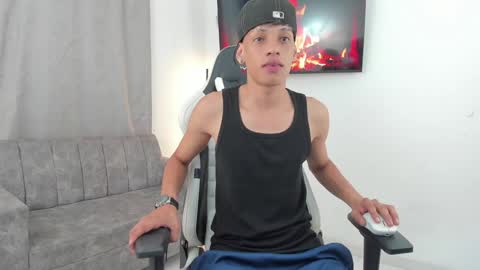 andy_bigcock01 online show from December 22, 3:44 am