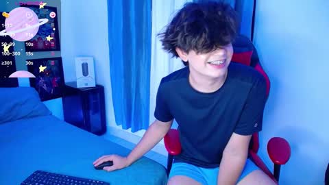 Snapshot of andyboy_19 chatting on March 10, 12:50 am andy online show from March 10, 12:50 am