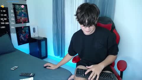 Snapshot of andyboy_19 chatting on December 26, 11:35 pm andy online show from December 26, 11:35 pm