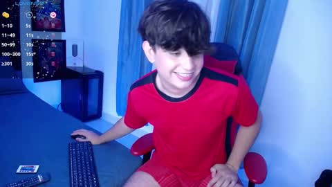 Snapshot of andyboy_19 chatting on December 18, 11:51 pm andy online show from December 18, 11:51 pm