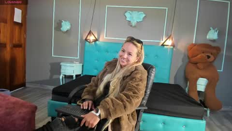 Angel online show from April 8, 3:37 pm