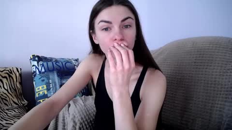 Snapshot of angel_zoe77 chatting on March 7, 9:18 am Zoe online show from March 7, 9:18 am
