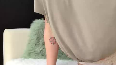 angelbabyphoebe online show from April 9, 4:34 pm