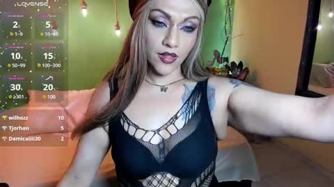 Snapshot of angelina_james_ chatting on January 17, 8:33 pm Angelina  online show from January 17, 8:33 pm