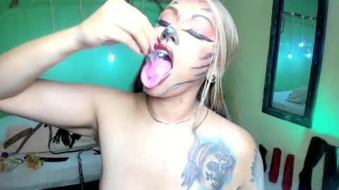 Snapshot of angelina_james_ chatting on October 13, 4:20 pm Angelina  online show from October 13, 4:20 pm
