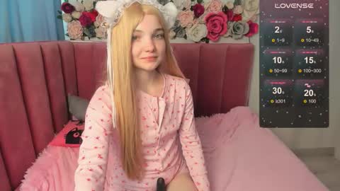 Snapshot of animealica chatting on October 18, 7:34 am Alica online show from October 18, 7:34 am