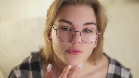 AnishaVivo online show from December 3, 11:55 am