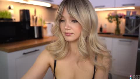 Im Anita thumb up me please its important online show from March 15, 7:28 pm