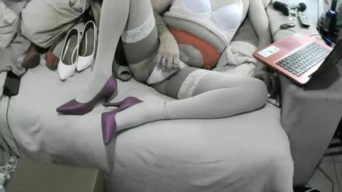 Snapshot of anna_leggy_cd chatting on February 25, 11:26 pm Anna online show from February 25, 11:26 pm