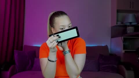 Snapshot of annabelle_art chatting on February 25, 2:15 pm Annabelle online show from February 25, 2:15 pm