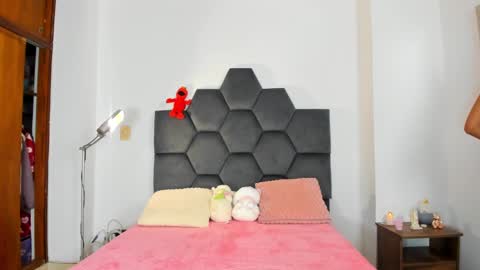 Annie online show from February 6, 8:13 pm