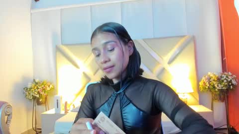 Snapshot of annylittle_ chatting on October 24, 4:13 am LittleSunny My schedule 1400 - 2200 GMT -5 online show from October 24, 4:13 am