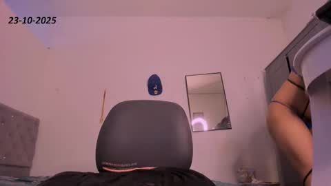 anthonellabrowm_ online show from October 24, 8:09 pm