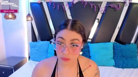 A N T O N E L L E  online show from April 5, 12:02 pm