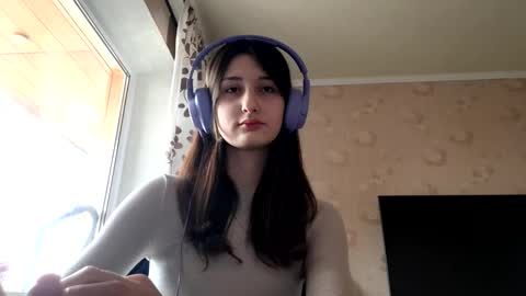 Mia online show from December 3, 11:11 am