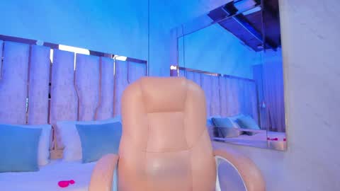 ariana_grande233 online show from March 30, 12:05 pm