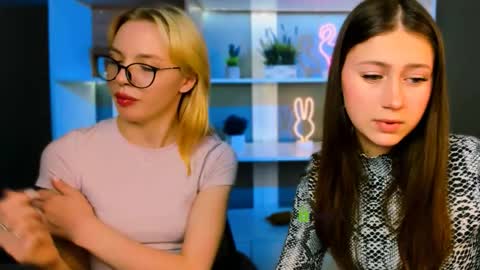 arianaa_cat online show from March 26, 7:30 pm