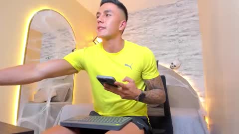 Snapshot of aron_bolt chatting on October 17, 11:31 pm ARON BOLT online show from October 17, 11:31 pm