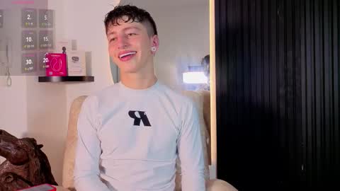 Snapshot of aron_tay chatting on October 30, 2:56 am your aron online show from October 30, 2:56 am