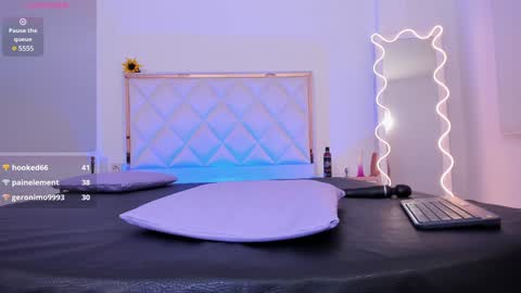 Snapshot of aron_tay chatting on January 10, 9:23 am your aron online show from January 10, 9:23 am