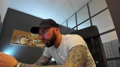 Snapshot of arongrant chatting on February 26, 9:33 am AronGrant online show from February 26, 9:33 am