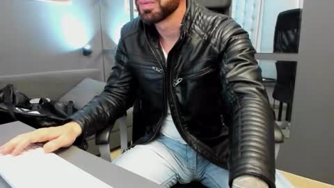 Snapshot of arongrant chatting on October 7, 8:43 am AronGrant online show from October 7, 8:43 am