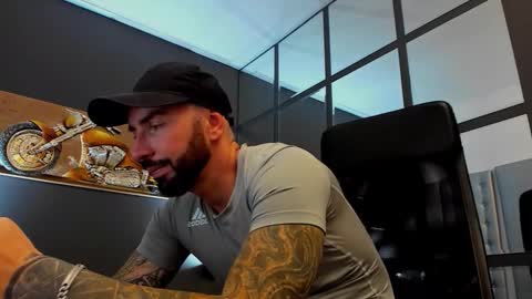 Snapshot of arongrant chatting on September 30, 9:53 am AronGrant online show from September 30, 9:53 am