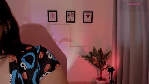 Snapshot of artmist_ chatting on February 18, 1:00 pm Eli online show from February 18, 1:00 pm