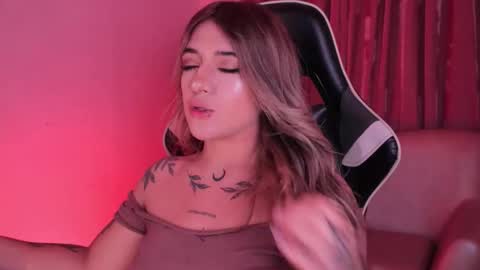 Ashley Lauren online show from December 15, 4:19 am