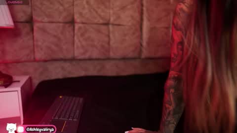 Ashley Lauren online show from February 27, 5:22 am