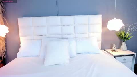 A S L Y   S A N D E R online show from February 3, 4:10 am