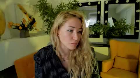 Snapshot of astramonroe chatting on September 29, 9:52 am astramonroe online show from September 29, 9:52 am