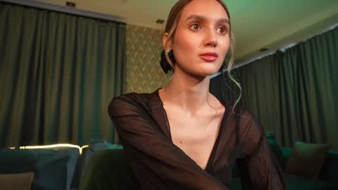 Snapshot of aurora_the_ballerina chatting on January 20, 6:42 am Aurora online show from January 20, 6:42 am