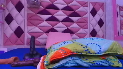 auroraa_miller online show from November 9, 12:30 pm